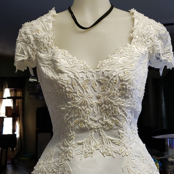 HOST PICK. Read Below. Oleg Cassini Cap Sleeve Wedding Gown Size 4 - Picture 10 of 15